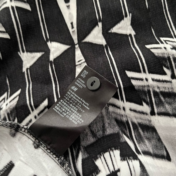 6𝒇𝒐𝒓$50 H&M crop top, back button shirt sleeve sizeS - Picture 4 of 7